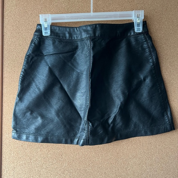Leather mini skirt. - Picture 3 of 4